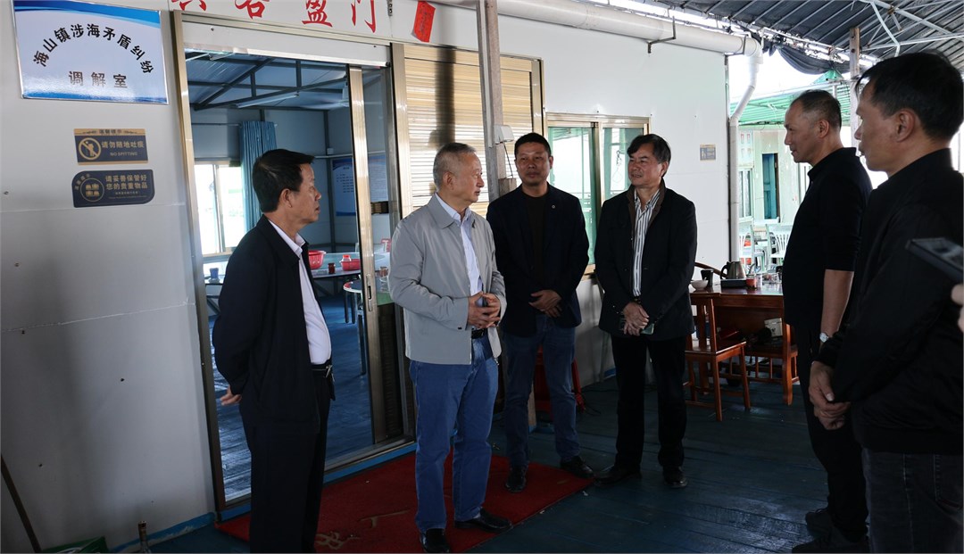 到海山镇涉海矛盾纠纷调解室调研.jpg