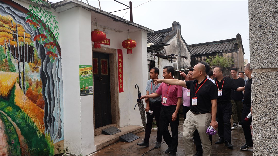 实地察看村容村貌提升工作.JPG